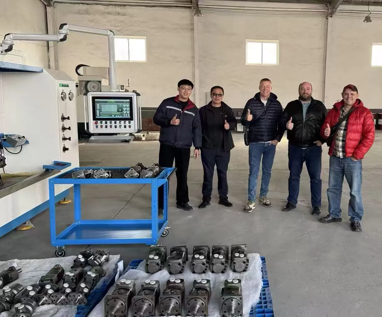 Cov neeg siv khoom Lavxias tau mus xyuas Yushan hydraulic lub cev muaj zog hauv Qingdao rau kev tshuaj xyuas thiab kev sib pauv kev pom.